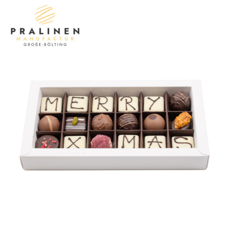 Offene Pralinenschachtel mit Trüffeln und handbeschrifteten Pralinen