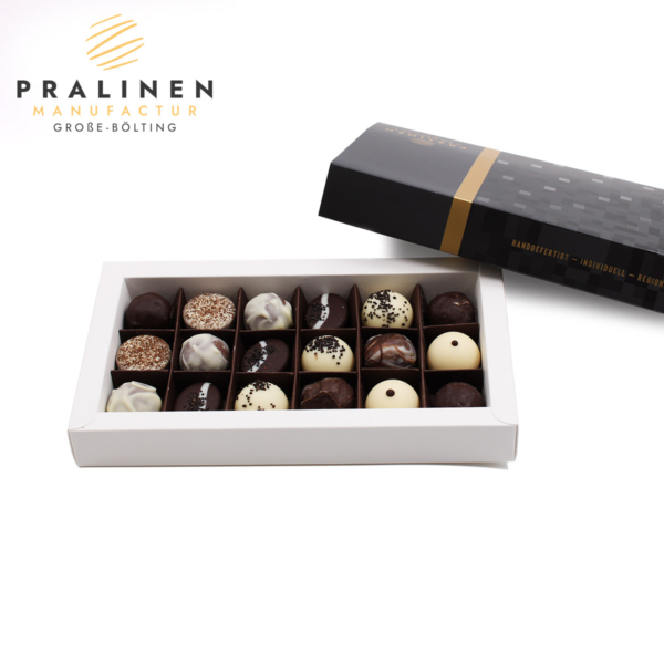 Geöffnete Schachtel: Pralinenmischung Black and White mit Alkohol